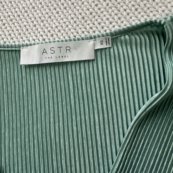 ASTR the Label Crinkle Wrap Top in Seafoam Size XS - Picture 5 of 7